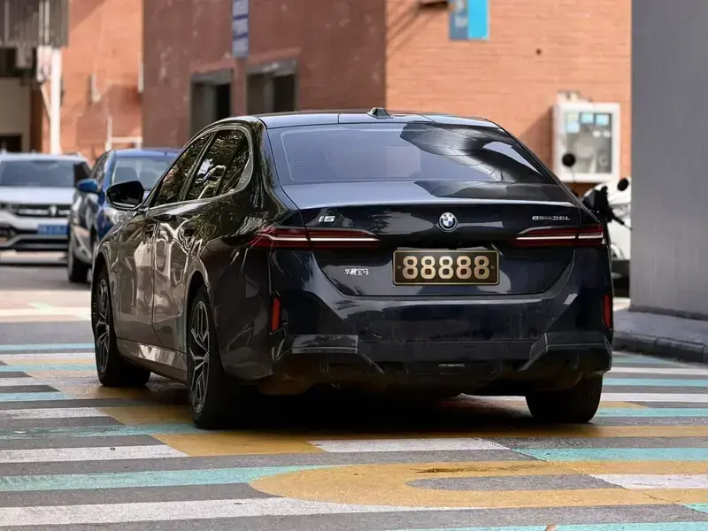 2024 BMW i5 с пробегом 43 000 км