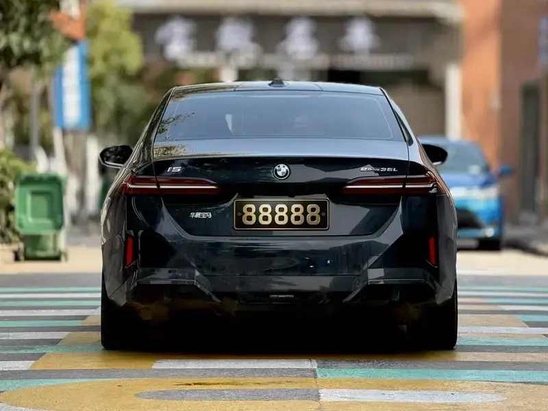 2024 BMW i5 с пробегом 43 000 км