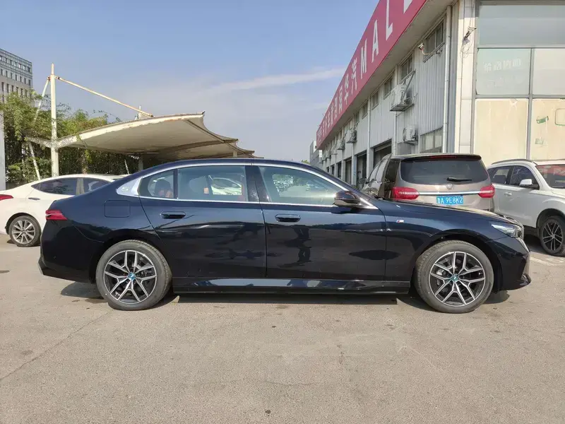2024 BMW i5 с пробегом 12 600 км