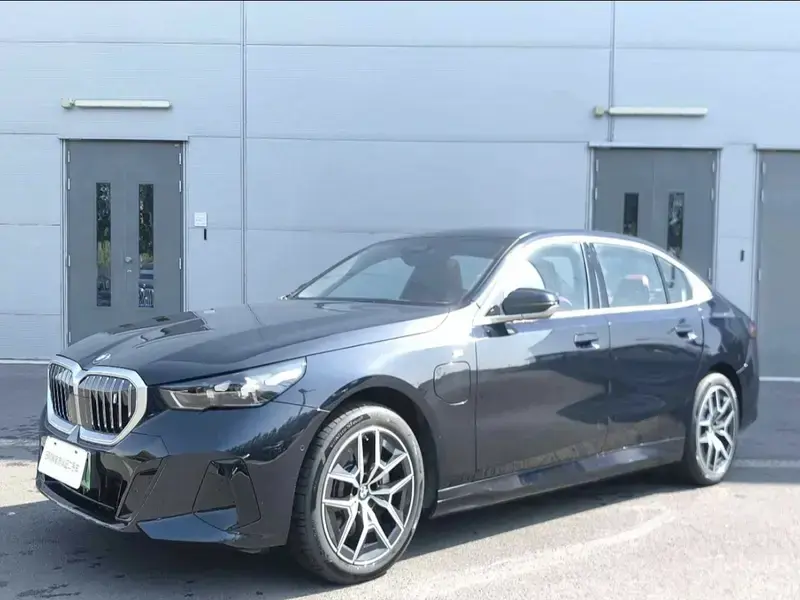 2025 BMW i5 с пробегом 15 000 км