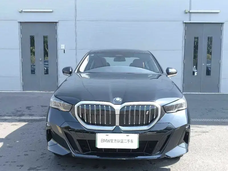 2025 BMW i5 с пробегом 15 000 км