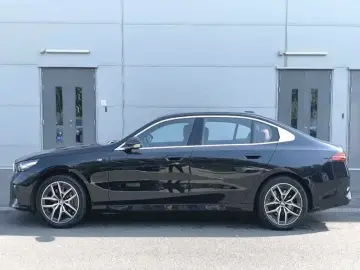 2025 BMW i5 с пробегом 15 000 км