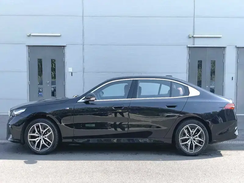 2025 BMW i5 с пробегом 15 000 км