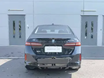 2025 BMW i5 с пробегом 15 000 км