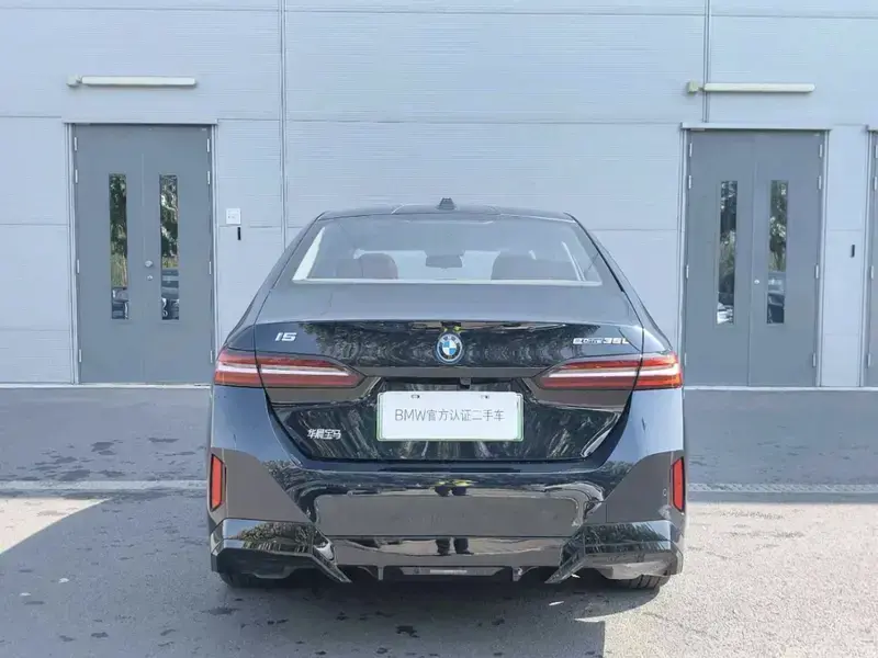 2025 BMW i5 с пробегом 15 000 км