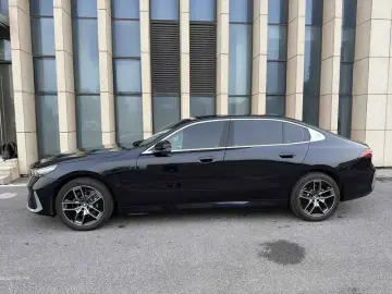 2024 BMW i5 с пробегом 23 000 км