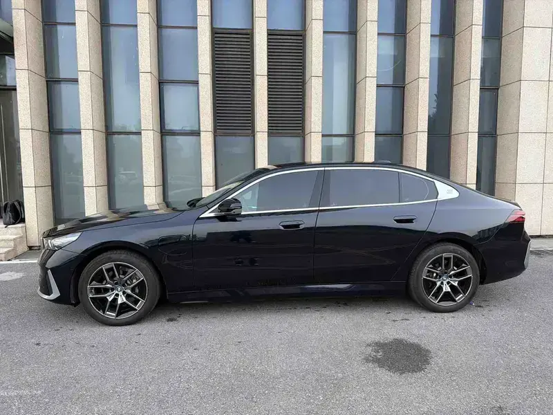 2024 BMW i5 с пробегом 23 000 км
