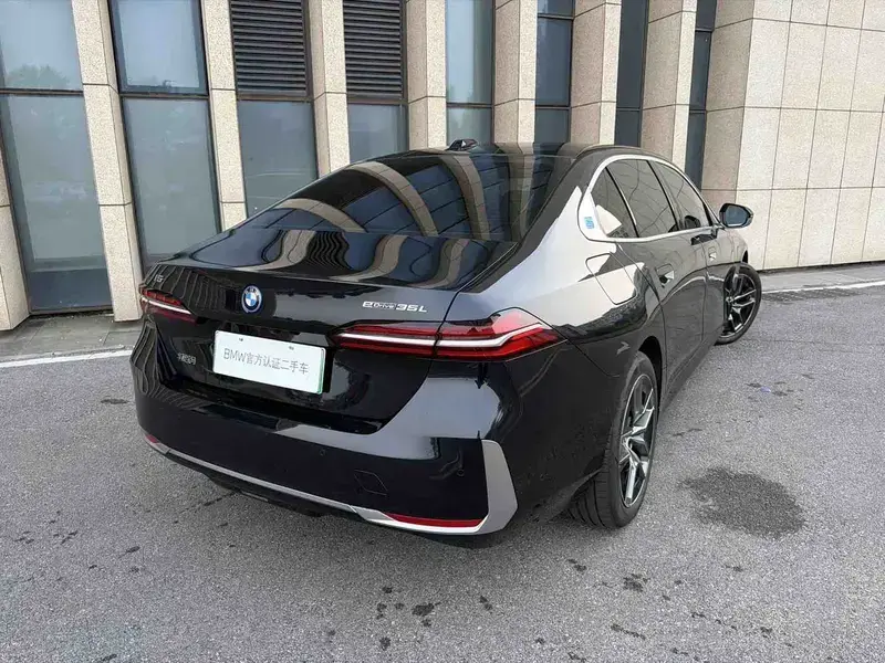 2024 BMW i5 с пробегом 23 000 км