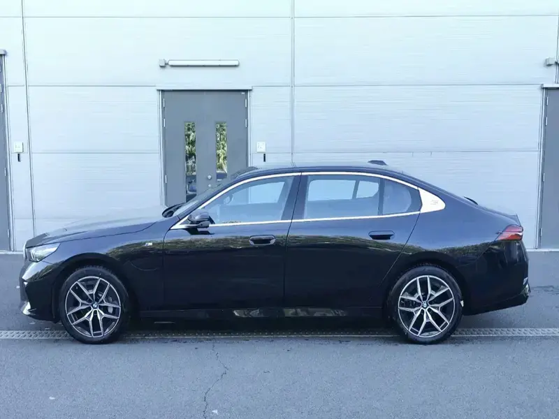 2025 BMW i5 с пробегом 23 600 км