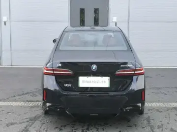 2025 BMW i5 с пробегом 17 000 км