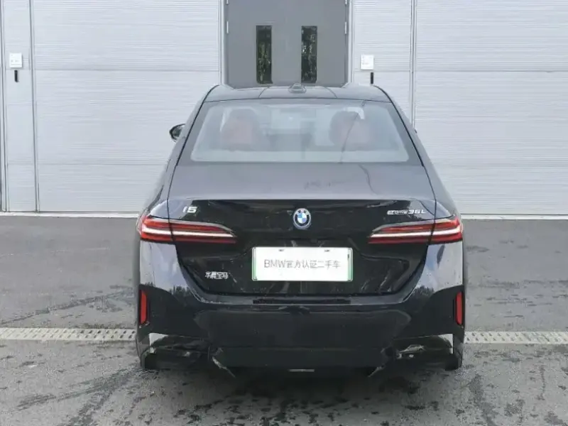 2025 BMW i5 с пробегом 17 000 км