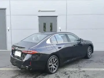 2025 BMW i5 с пробегом 17 000 км