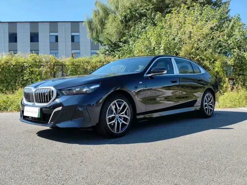 2025 BMW i5 с пробегом 13 000 км