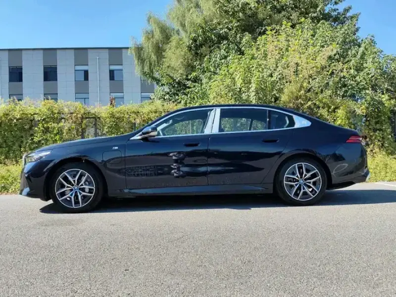 2025 BMW i5 с пробегом 13 000 км