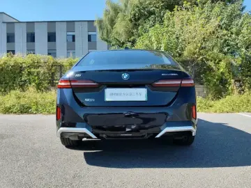 2025 BMW i5 с пробегом 13 000 км