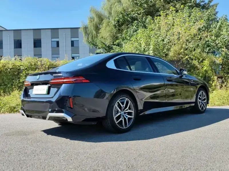 2025 BMW i5 с пробегом 13 000 км