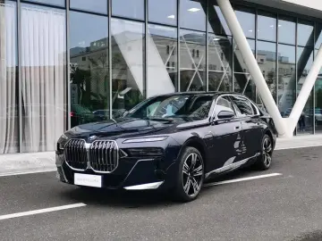 2023 BMW i7 с пробегом 9 600 км