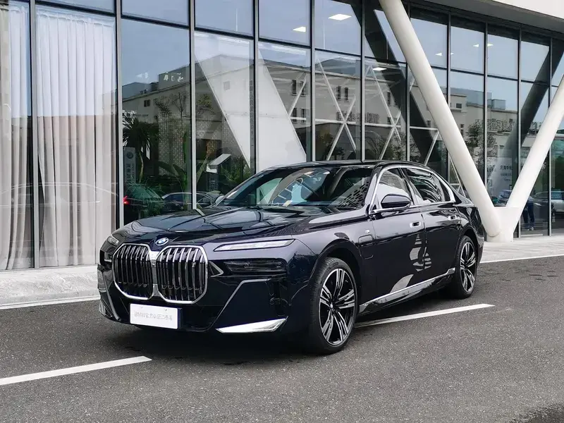 2023 BMW i7 с пробегом 9 600 км