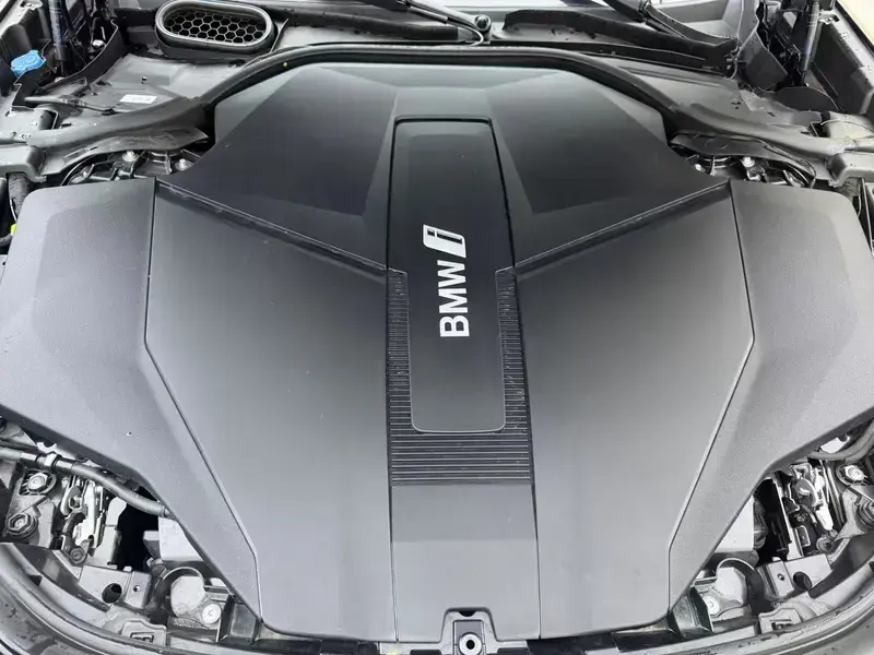 2023 BMW i7 с пробегом 9 600 км