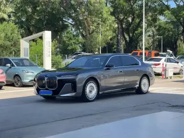 2023 BMW i7 с пробегом 35 000 км