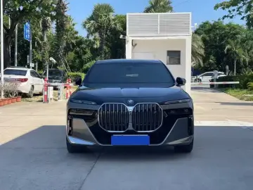 2023 BMW i7 с пробегом 35 000 км