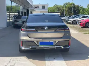2023 BMW i7 с пробегом 35 000 км