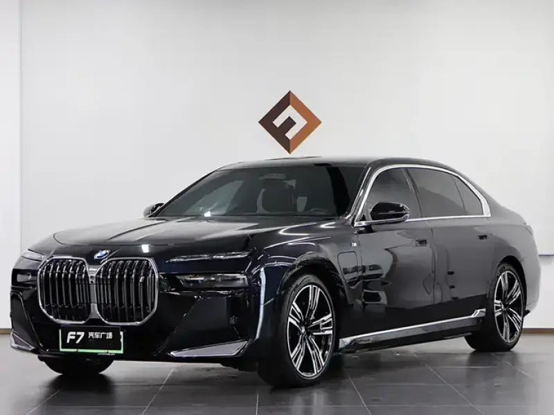 2023 BMW i7 с пробегом 33 000 км