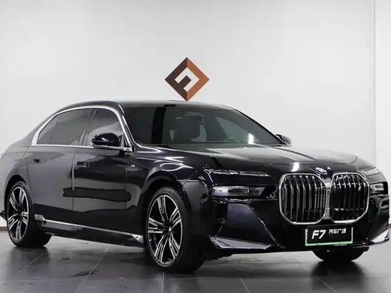 2023 BMW i7 с пробегом 33 000 км