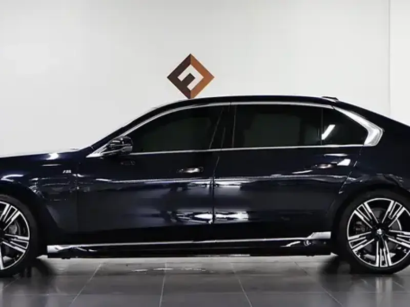 2023 BMW i7 с пробегом 33 000 км