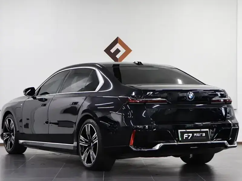 2023 BMW i7 с пробегом 33 000 км