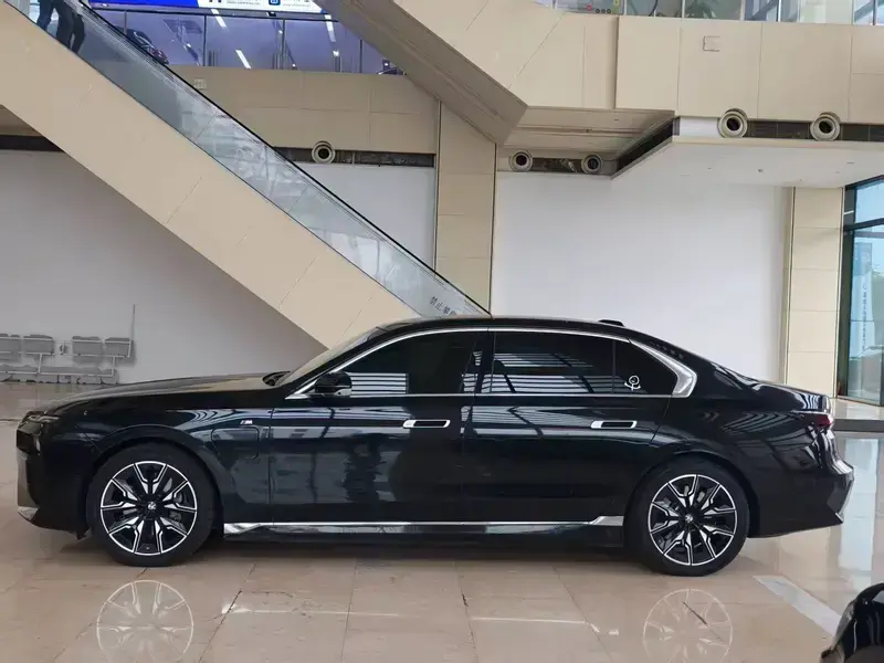 2023 BMW i7 с пробегом 79 000 км
