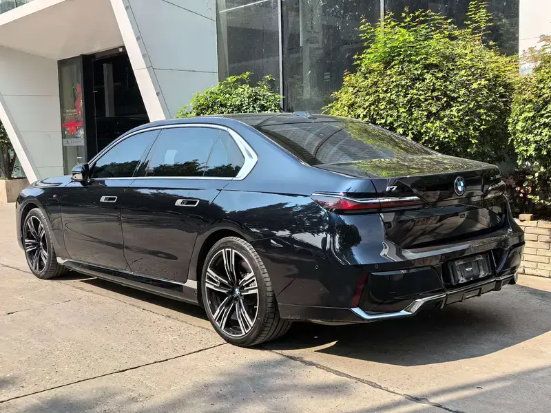 2023 BMW i7 с пробегом 46 000 км