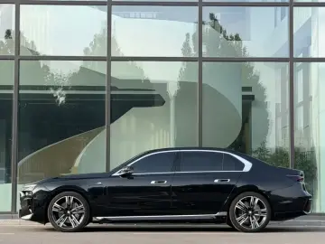 2023 BMW i7 с пробегом 10 000 км