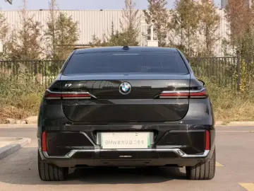 2023 BMW i7 с пробегом 10 000 км