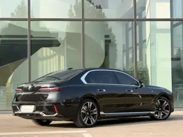 2023 BMW i7 с пробегом 10 000 км