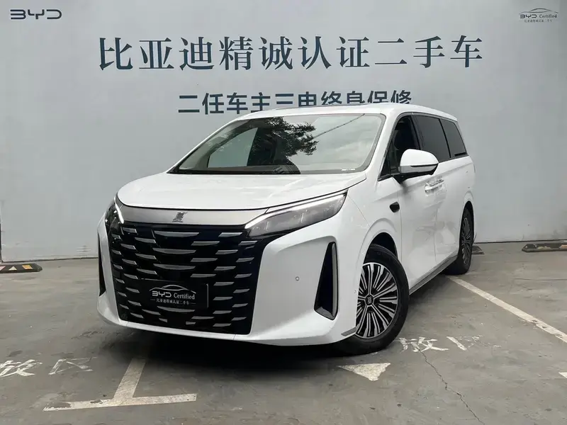 2025 BYD Xia (M9) с пробегом 8 700 км