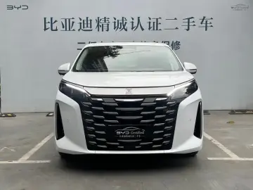 2025 BYD Xia (M9) с пробегом 8 700 км