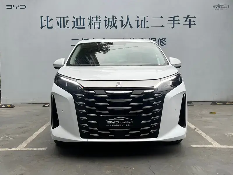 2025 BYD Xia (M9) с пробегом 8 700 км
