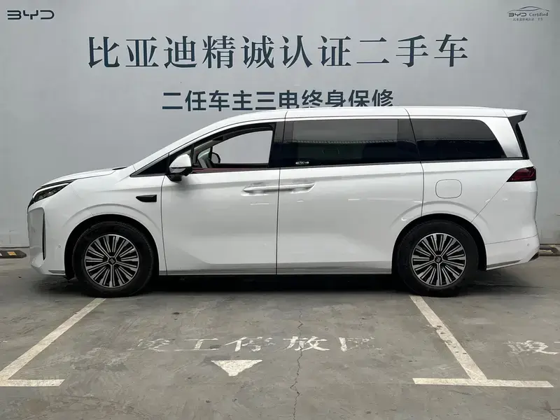 2025 BYD Xia (M9) с пробегом 8 700 км