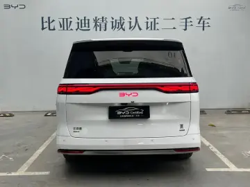 2025 BYD Xia (M9) с пробегом 8 700 км
