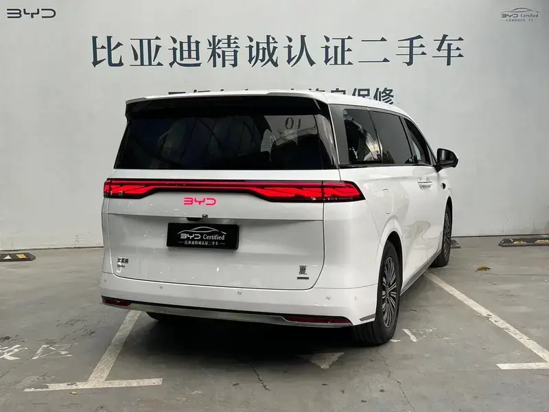 2025 BYD Xia (M9) с пробегом 8 700 км