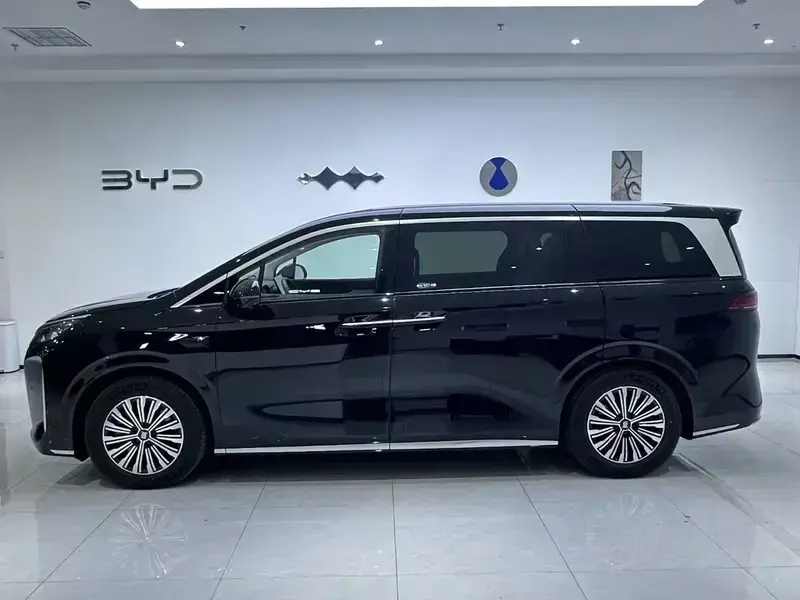 2025 BYD Xia (M9) с пробегом 5 800 км