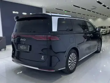 2025 BYD Xia (M9) с пробегом 5 800 км