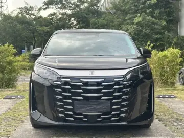 2025 BYD Xia (M9) с пробегом 8 000 км