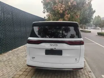 2025 BYD Xia (M9) с пробегом 25 000 км