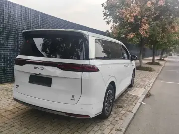 2025 BYD Xia (M9) с пробегом 25 000 км