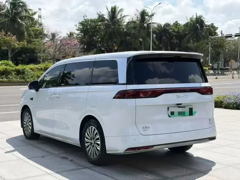 2025 BYD Xia (M9) с пробегом 16 000 км
