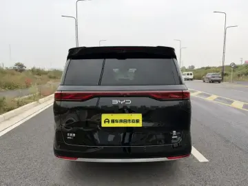 2025 BYD Xia (M9) с пробегом 24 000 км
