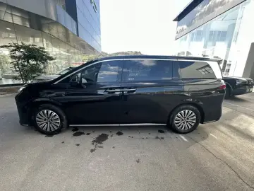 2025 BYD Xia (M9) с пробегом 22 000 км