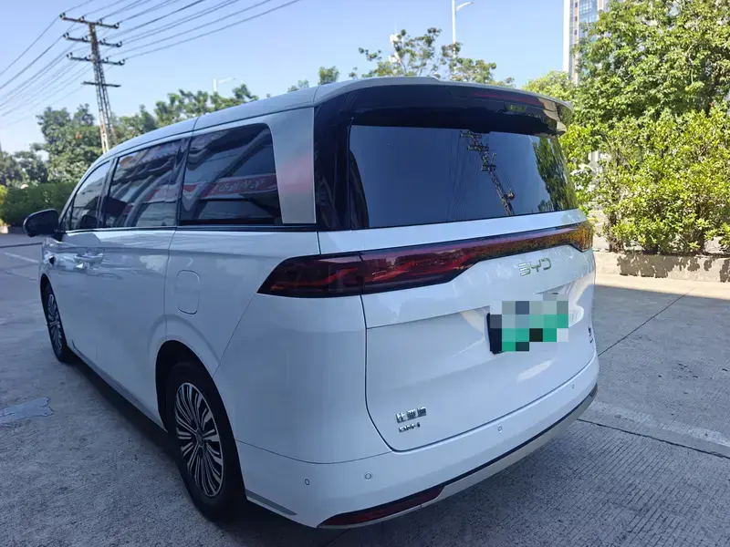 2025 BYD Xia (M9) с пробегом 34 900 км